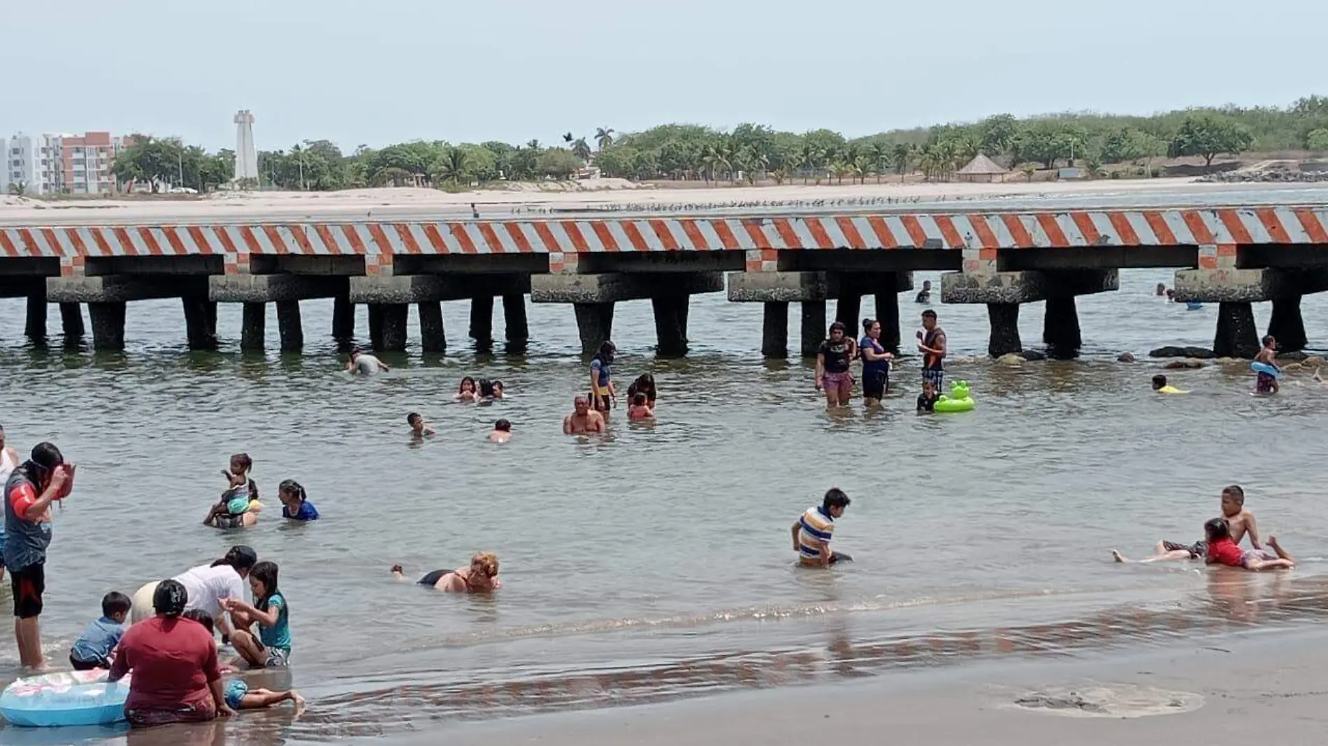 TURISTAS EN LA PLAYA